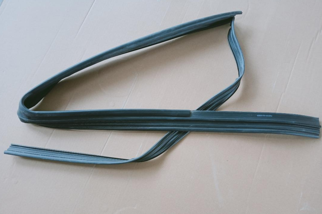 6203002-D0010-A3000000>Right rear door guide groove sealing strip